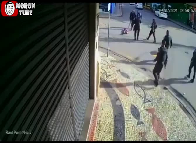 Video :One of the hostage-takers makes a surprising mistake